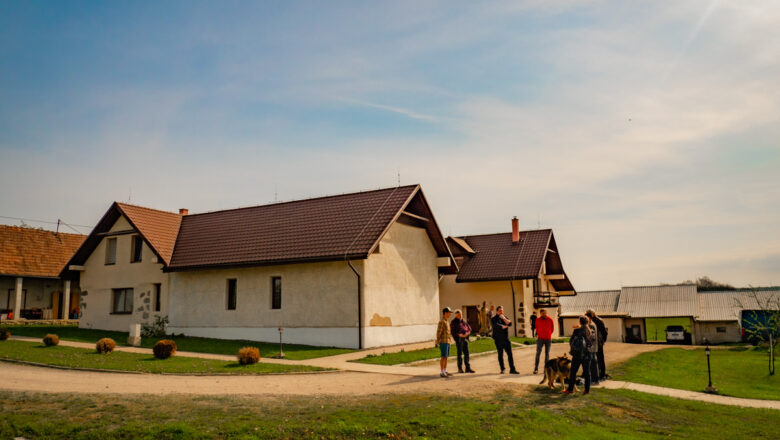 Partnerom zo zahraničia sme ukázali ekologické riešenia na sociálnej farme v obci Bzovík